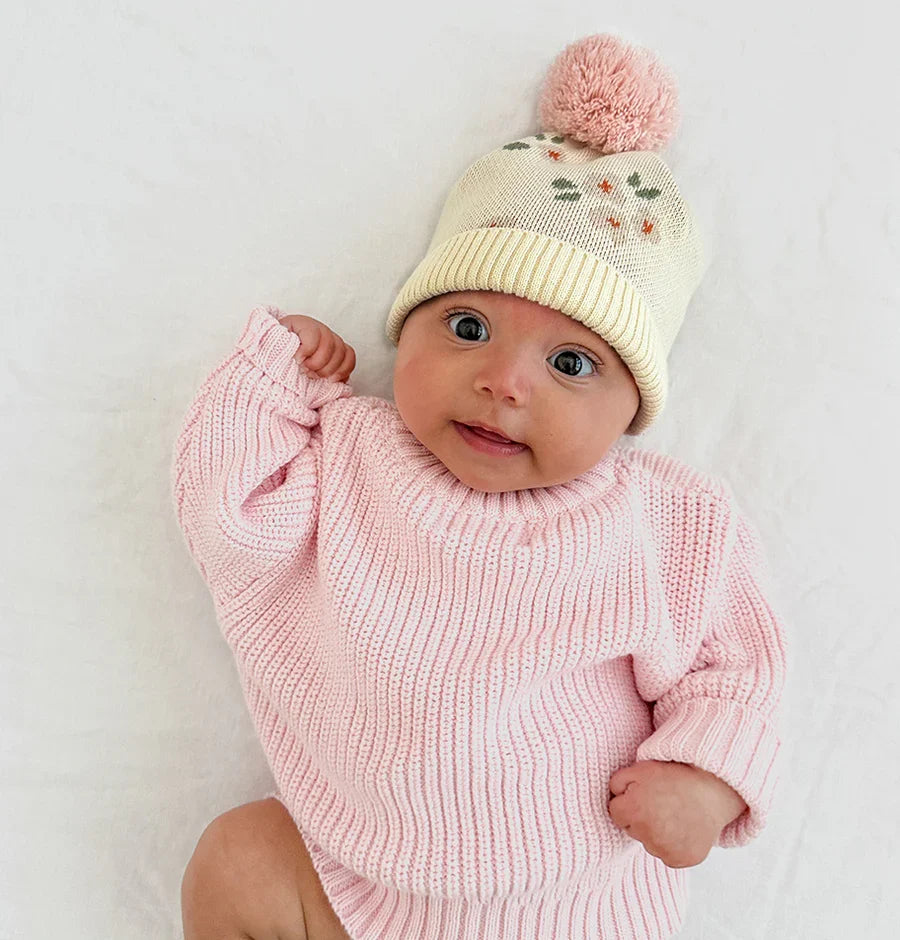 Knitted Beanie Daisy with pompom