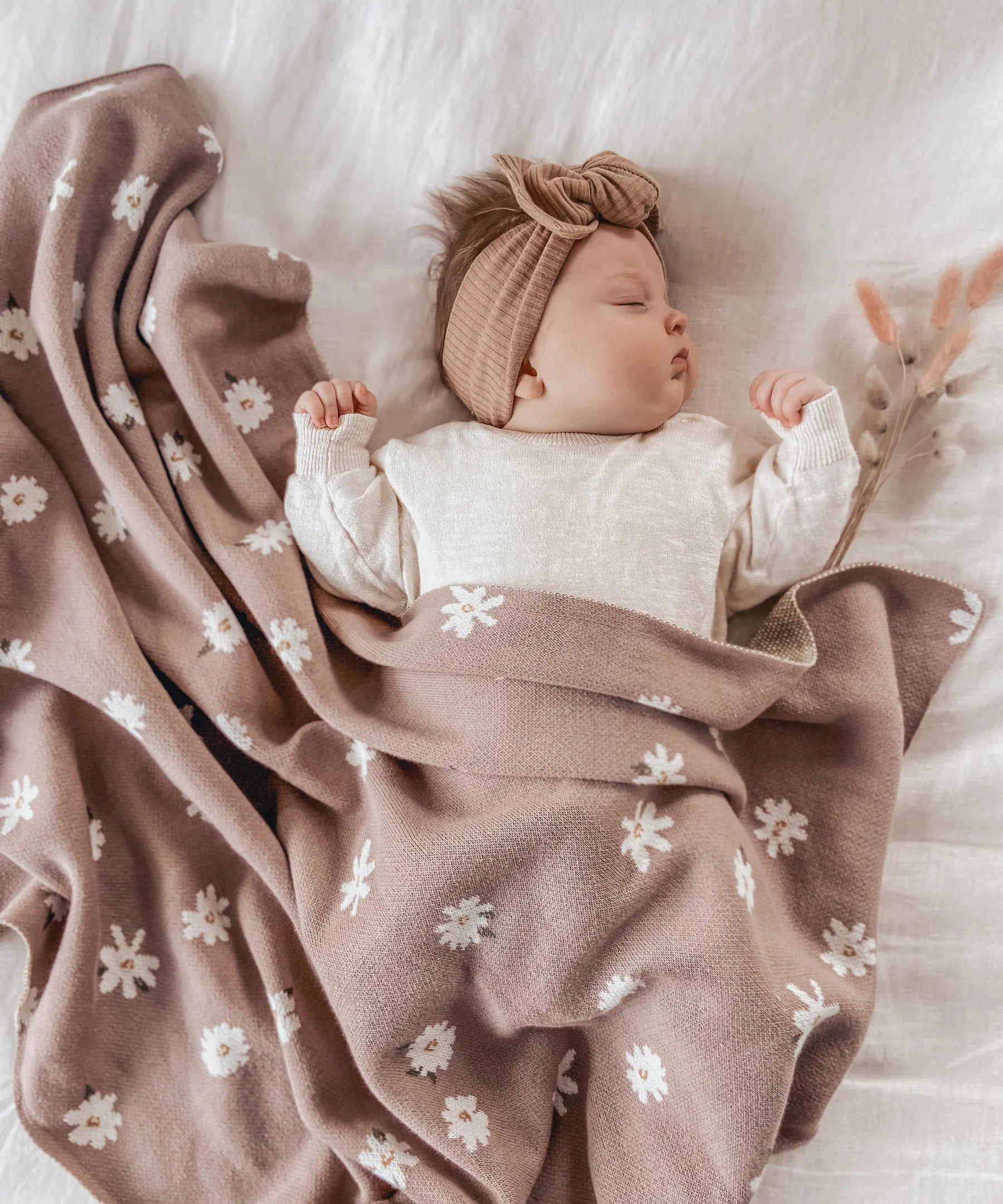 Organic Daisy Blanket in Mushroom