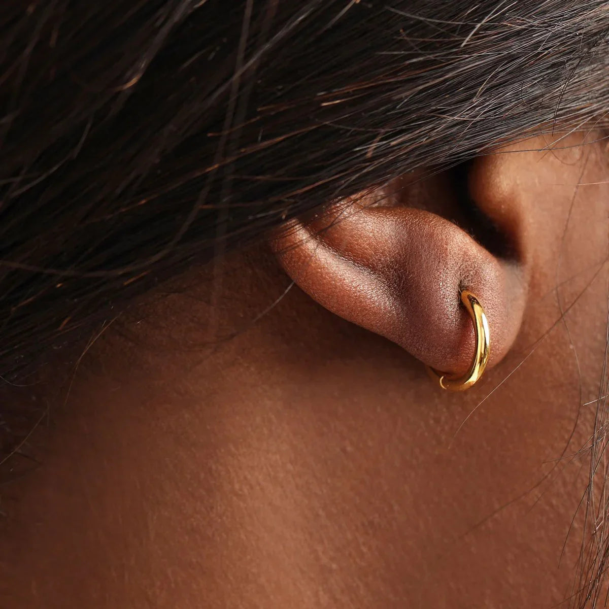 Delicate Round Huggies Gold 11mm