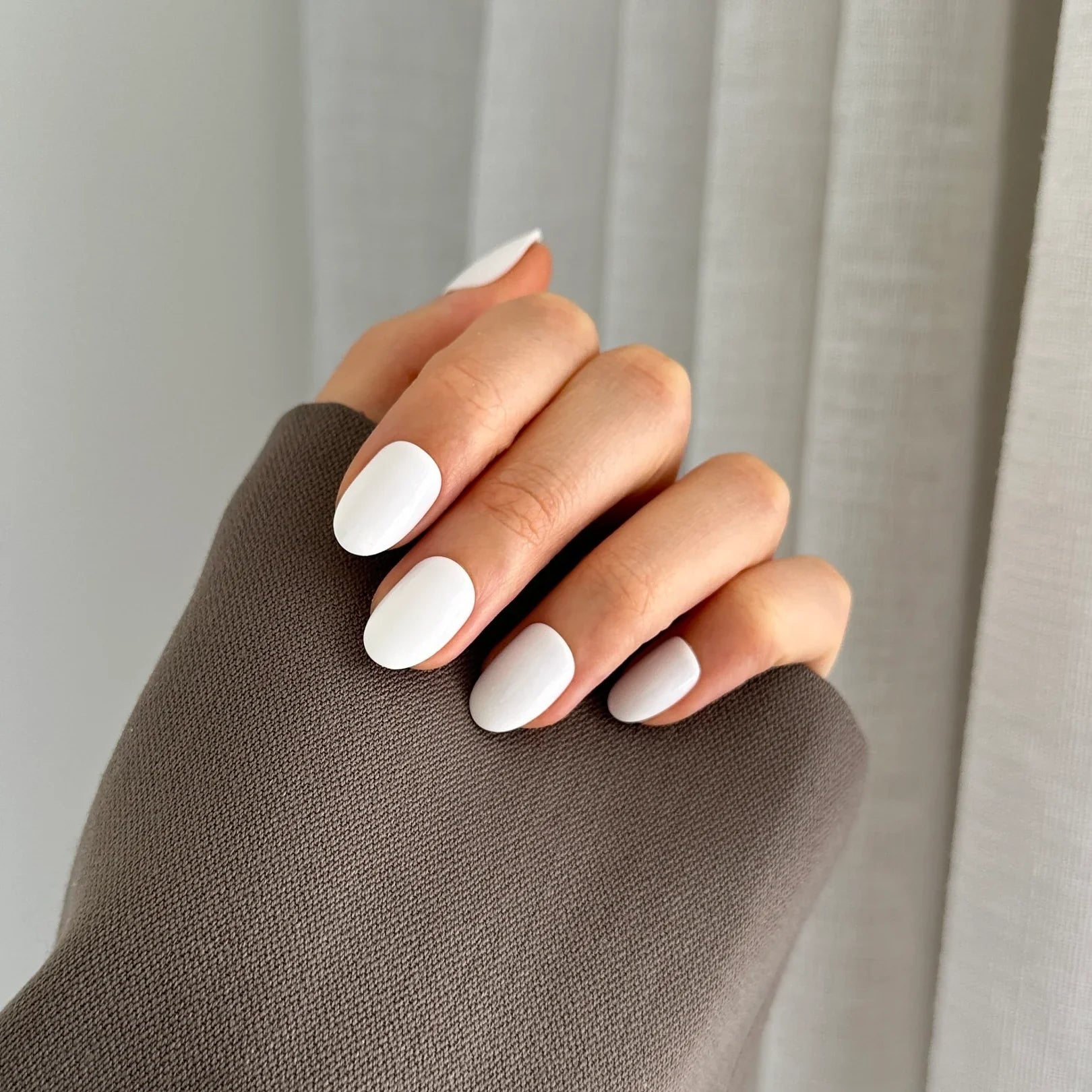 Pressing Nails - White Oval (gel)