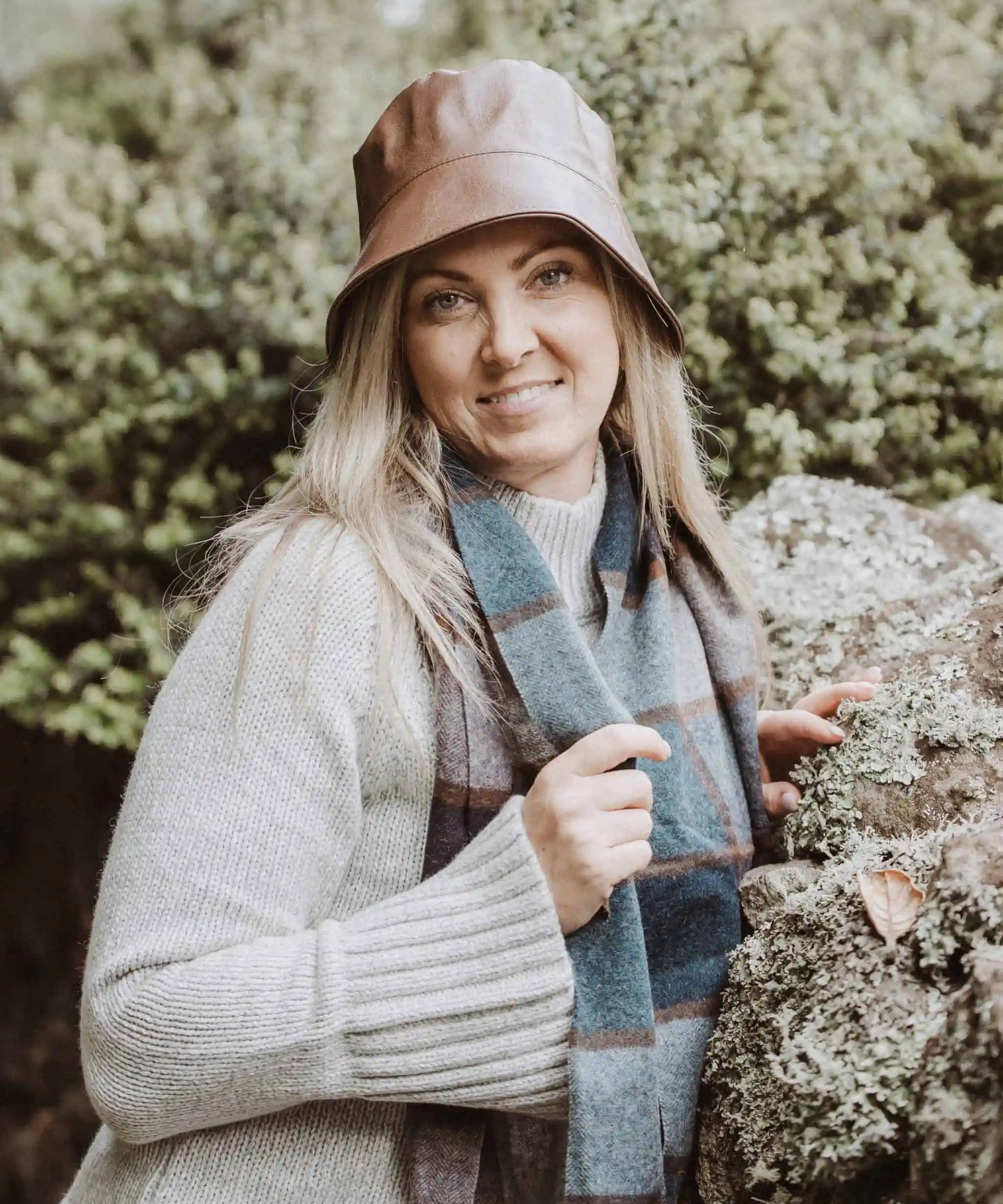 Eliza 100% Wool Scarf – Blue and Chocolate