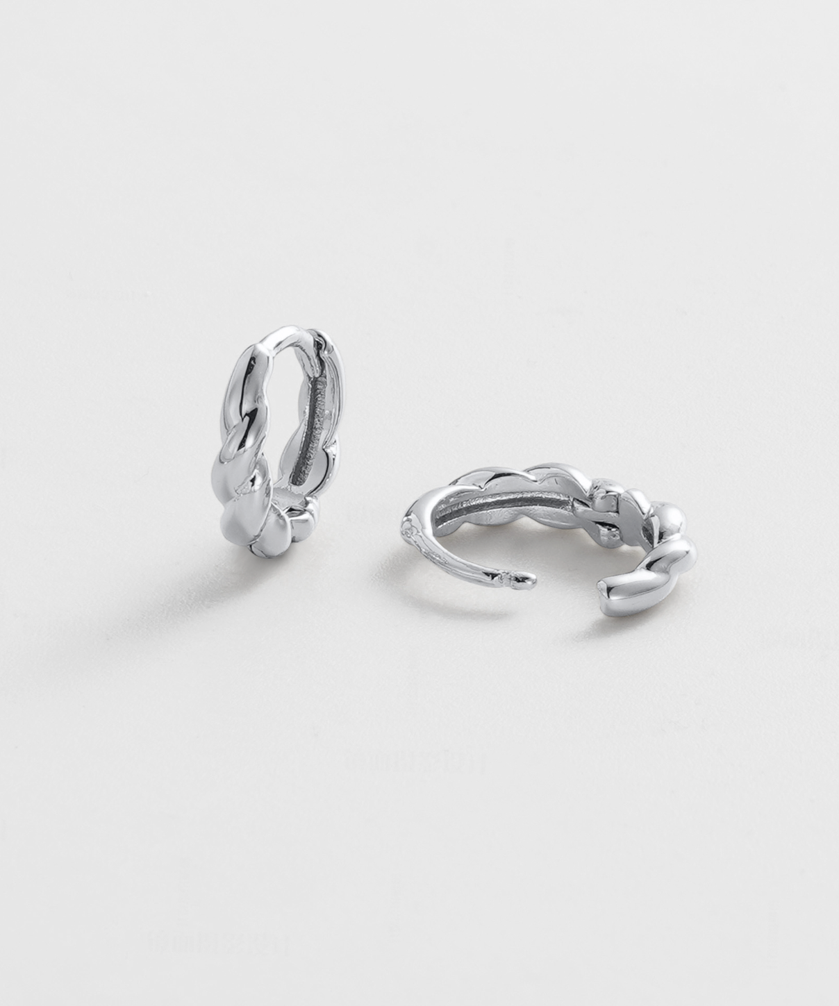 Marley Huggie-Earring