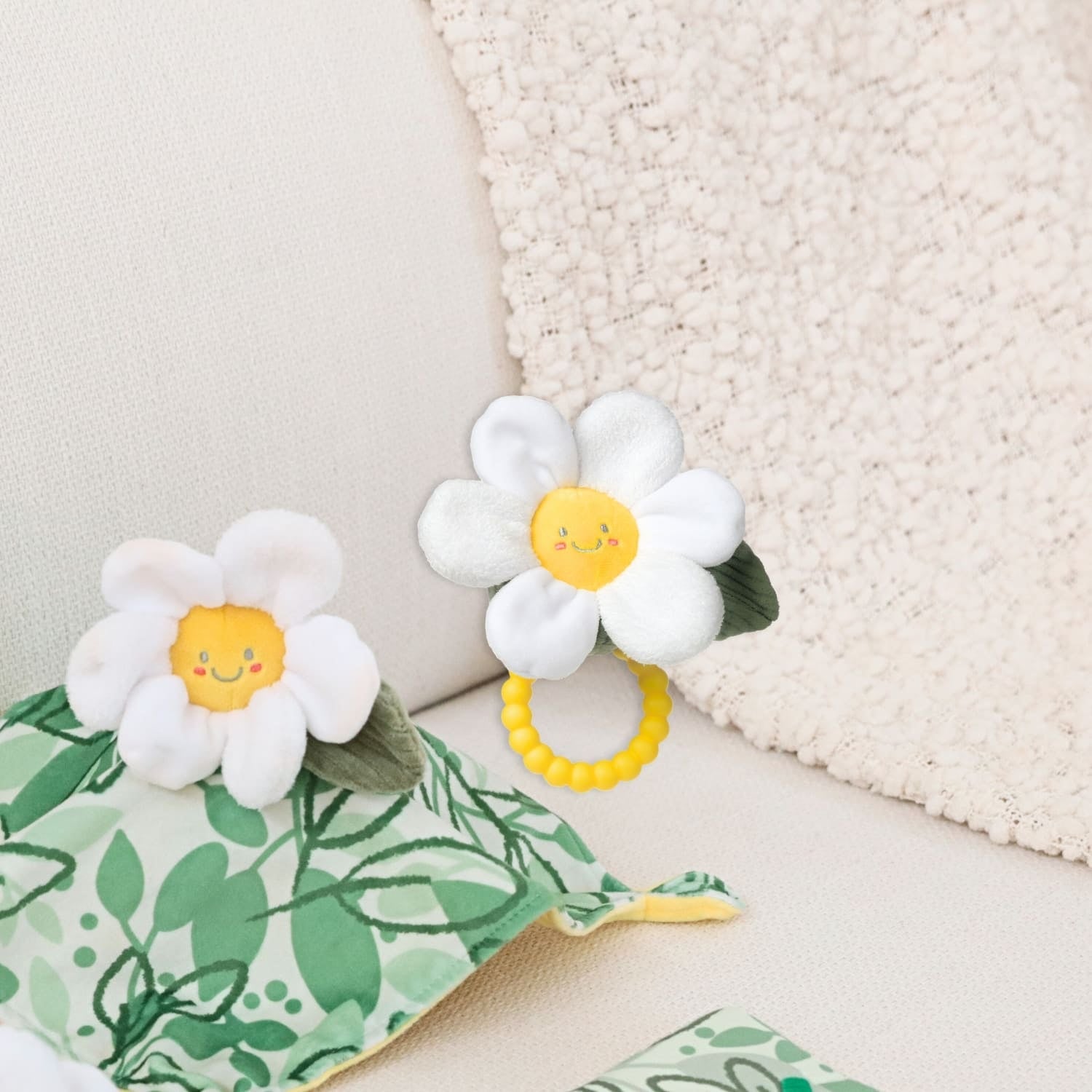 Mary Meyer Sweet Soothies Daisy Teether Rattle